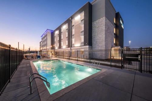 Kolam renang di atau dekat dengan Everhome Suites Waco