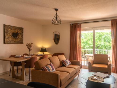 un soggiorno con un divano e un tavolo di Résidence Spelonca a Corbara