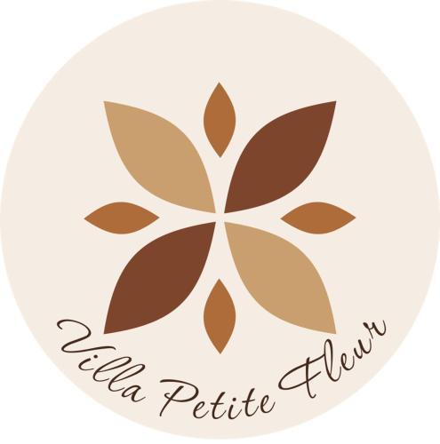 un logo circulaire pour une petite clinique dans l'établissement Villa Petite Fleur proche Paris CDG Disney Astérix et Parc des Expos, à Villeparisis