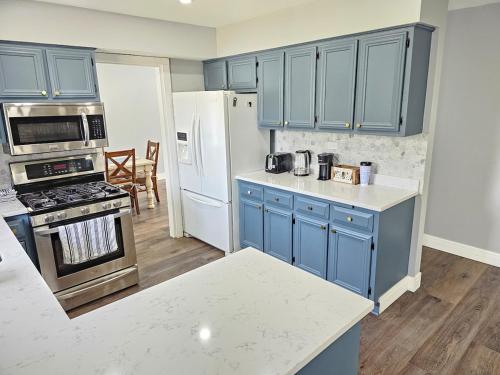 Modern Oasis: Gurnee Getawayにあるキッチンまたは簡易キッチン