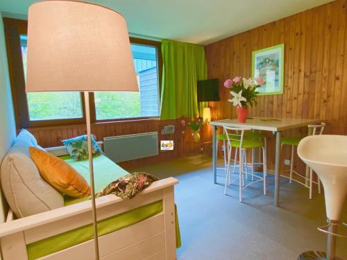 - une chambre avec un lit et un bureau avec une table dans l'établissement Gite le Renne, à Besse-et-Saint-Anastaise