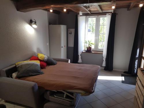 une chambre avec un grand lit et une fenêtre dans l'établissement Appartement rénové à la campagne, à La Celle-sous-Gouzon
