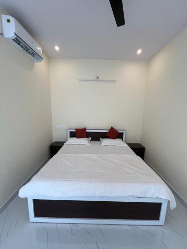 Postel nebo postele na pokoji v ubytování Sriram Guesthouse Chikmagaluru