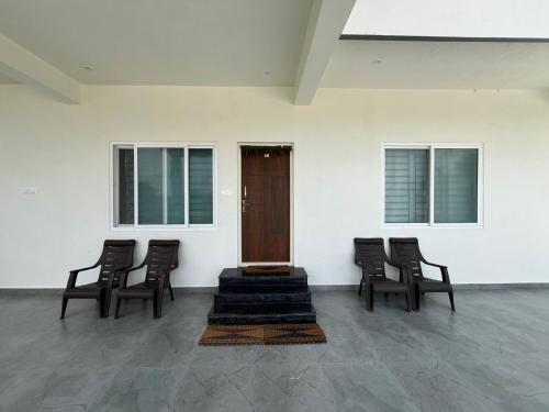 Posezení v ubytování Sriram Guesthouse Chikmagaluru