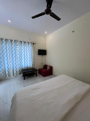 Postel nebo postele na pokoji v ubytování Sriram Guesthouse Chikmagaluru