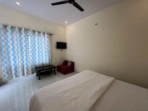 Postel nebo postele na pokoji v ubytování Sriram Guesthouse Chikmagaluru