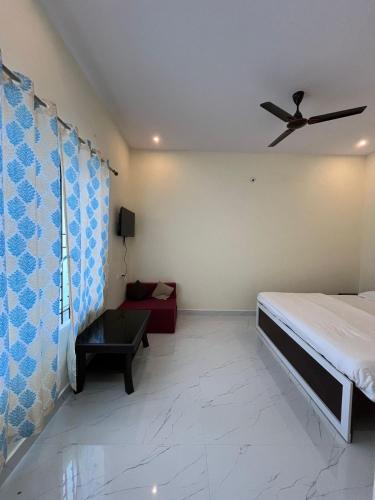 Postel nebo postele na pokoji v ubytování Sriram Guesthouse Chikmagaluru