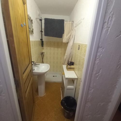 une petite salle de bain avec un lavabo et des toilettes dans l'établissement Chênes, à Aiguines