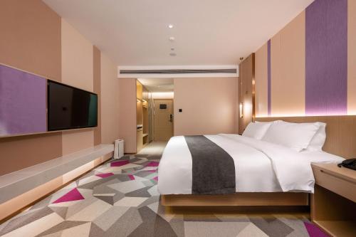 Letto o letti in una camera di Lavande Hotel Kunming Wujiaba CBD Center