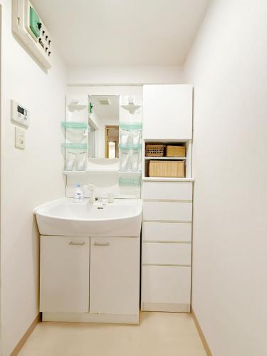 a bathroom with a sink and a mirror at 高輪ー703 in Tokyo