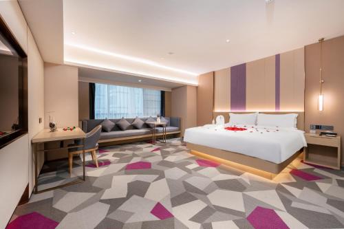 una camera d'albergo con un letto e un divano di Lavande Hotel Kunming Wujiaba CBD Center a Kunming