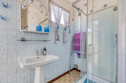 une salle de bain avec un lavabo et une douche dans l'établissement Villa Récompense Côte Atlantique n3, à Soulac-sur-Mer