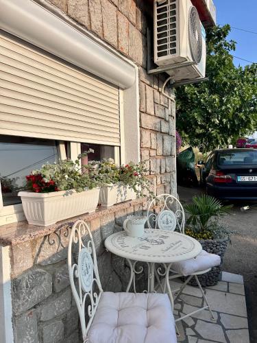 a table and chairs sitting outside of a building at Apartment Laura in Senj