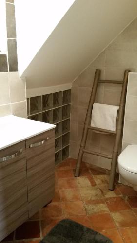 une salle de bain avec un lavabo et des toilettes dans une chambre dans l'établissement La Tour Du Terroir, à Rivesaltes