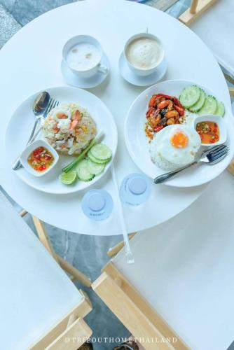 twee borden eten op een witte tafel bij Skeyndor Health & Resort in Na Jomtien
