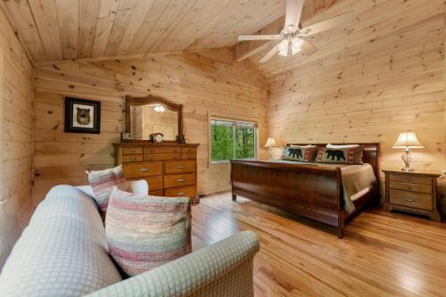 Ένα ή περισσότερα κρεβάτια σε δωμάτιο στο Firefly Cabin - Hot Tub Firepit Pet Friendly