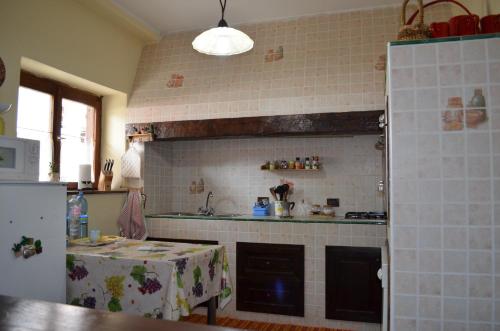 una cucina con lavello e fornello forno superiore di baita oscar a Camigliatello Silano