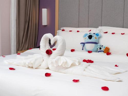 a bed with two swans made to look like hearts at Lavande Hotel Shenzhen International Convention and Exhibition Center Fuhai West Subway Station in Shenzhen