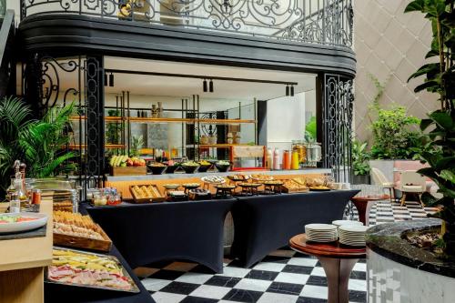 een buffet met veel eten te zien bij Recoleta Grand, Buenos Aires, a Tribute Portfolio Hotel in Buenos Aires