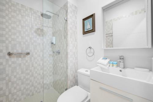 a bathroom with a toilet and a sink and a shower at Arubas Life 305 in Noord