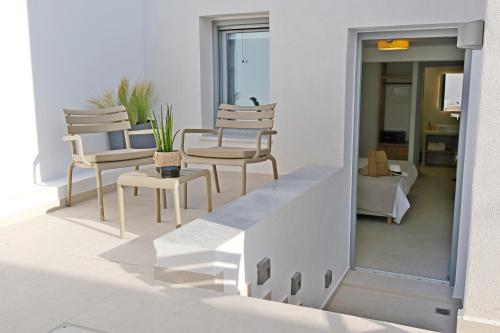 a living room with chairs and a table at La Maltese Central in Naousa