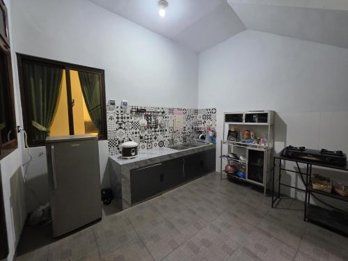 AlastuwoにあるGreen Living Homeのキッチン(シンク付)、