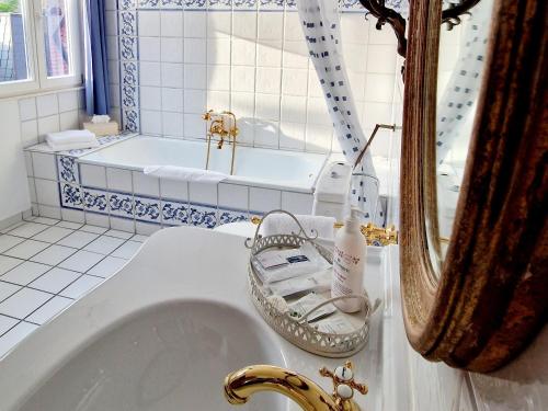 a bathroom with a sink and a bath tub at Alte Pfarrey in Neuleiningen