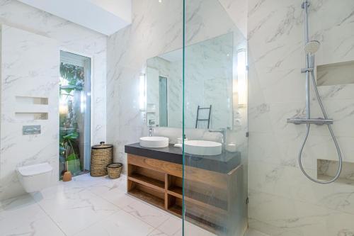 une salle de bain avec un lavabo et une douche en verre dans l'établissement Villa Safiya, Piscine Chauffée & jeux, à Marrakech