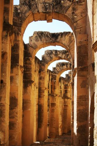 an old building with two arches in the ruins at Hotel Julius in El Jem