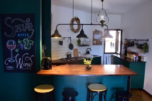 een keuken met een houten aanrecht en wat krukken bij Vesto VISTA in Marone