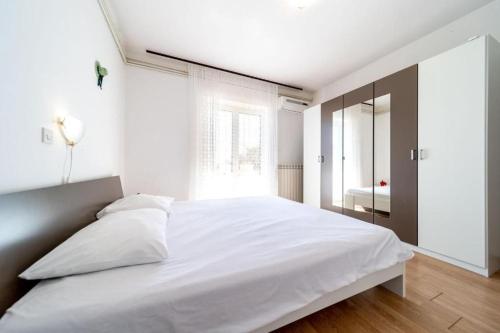 Apartments by the sea Banjol, Rab - 24668