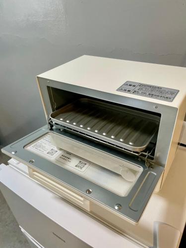 a toaster oven sitting on top of a drawer at サニーサイドホステル1号館 in Uji