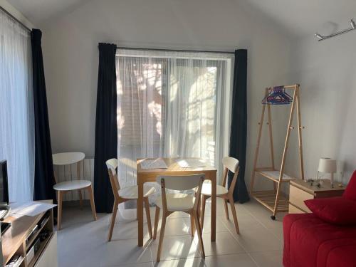 un salon avec une table et des chaises et une fenêtre dans l'établissement La Cambuse, à Saint-Germain-sur-Ay