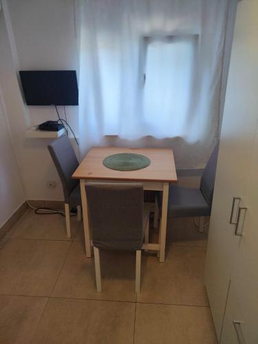 Μια τηλεόραση ή/και κέντρο ψυχαγωγίας στο Apartments with parking space Sobra, Mljet - 24530