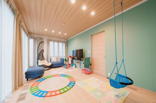 a living room with a swing in a room at Villa atami in Atami