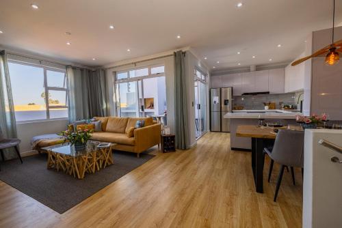 un soggiorno e una cucina con un divano e un tavolo di C Breeze 1 a Swakopmund