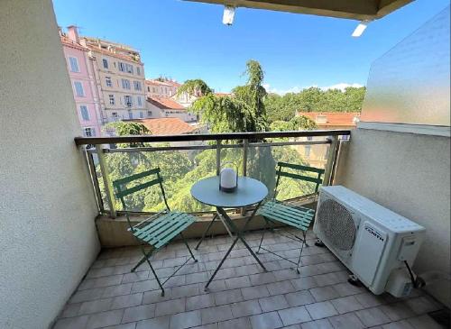 balkon ze stołem i telewizorem w obiekcie L'ILOT avec balcon, mignon et charmant, un havre de paix au cœur du centre-ville w Cannes