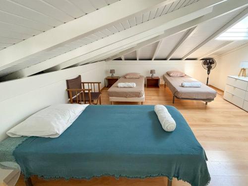 - une chambre avec un lit et une chambre avec deux lits dans l'établissement Labote, duplex vue mer, Diamant, au Diamant