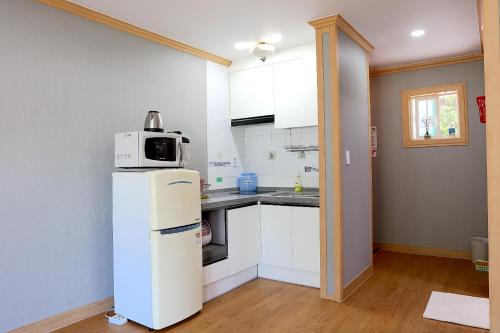 Dapur atau dapur kecil di Tomato Pension