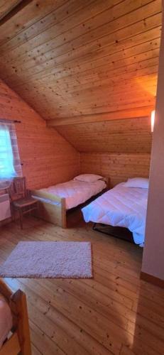 - une chambre avec 2 lits dans une cabane en bois dans l'établissement Gîte Douce Quiétude, à Barbey-Séroux