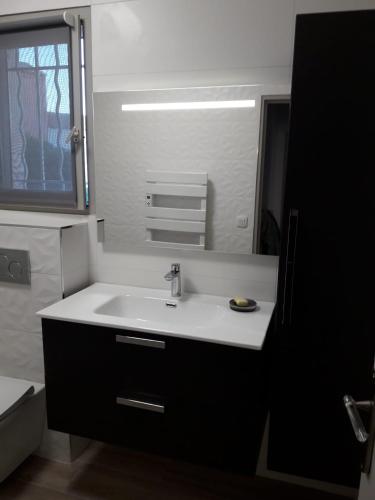 une salle de bain avec un lavabo et un miroir dans l'établissement Maison Almanarre, à Hyères