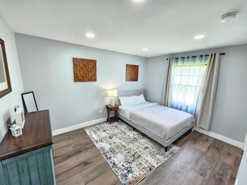 Modern Oasis: Gurnee Getawayにあるベッド