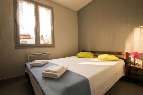 Un dormitorio con dos camas con toallas encima. en Gîte Les Ribières - gîte n°6, en Les Cars