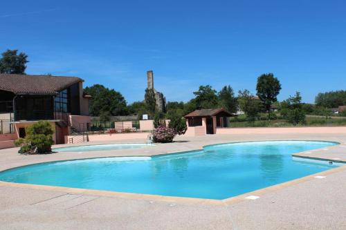 une grande piscine bleue dans une cour dans l'établissement Gîte Les Ribières - gîte n°6, à Les Cars