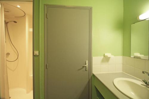 Un baño con ducha y puerta de cristal. en Gîte Les Ribières - gîte n°6, en Les Cars