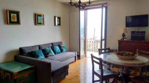 een woonkamer met een bank en een tafel bij Vesto VISTA in Marone