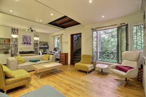 House with garden RER & Metro line 1 to 5 min