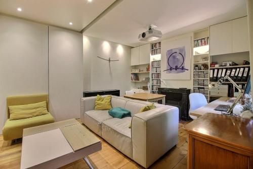 un salon avec un canapé et une table dans l'établissement House with garden RER & Metro line 1 to 5 min, à Vincennes