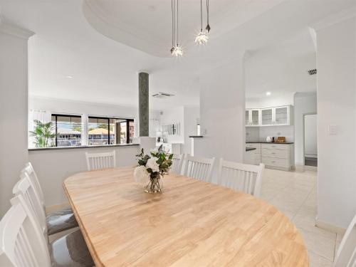 Kuchyň nebo kuchyňský kout v ubytování Summer-Ready Canal HomePrivate JettyPets!