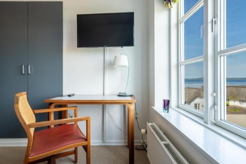 TV a/nebo společenská místnost v ubytování Borre Knob Fjordhotel